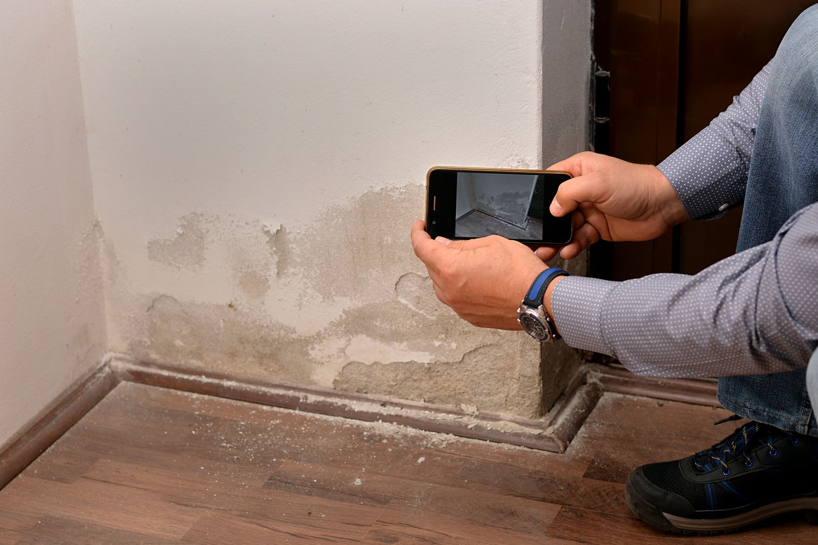 Humidité Du Mur De La Maison à Cause De Problèmes De Pluie