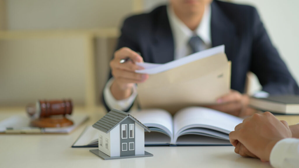 photo : The lawyer is consulting clients about the house purchase contract.
