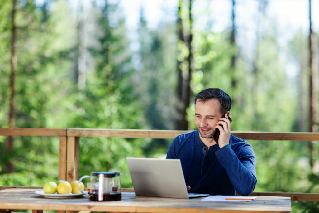 photo : Man working remotely in countryside