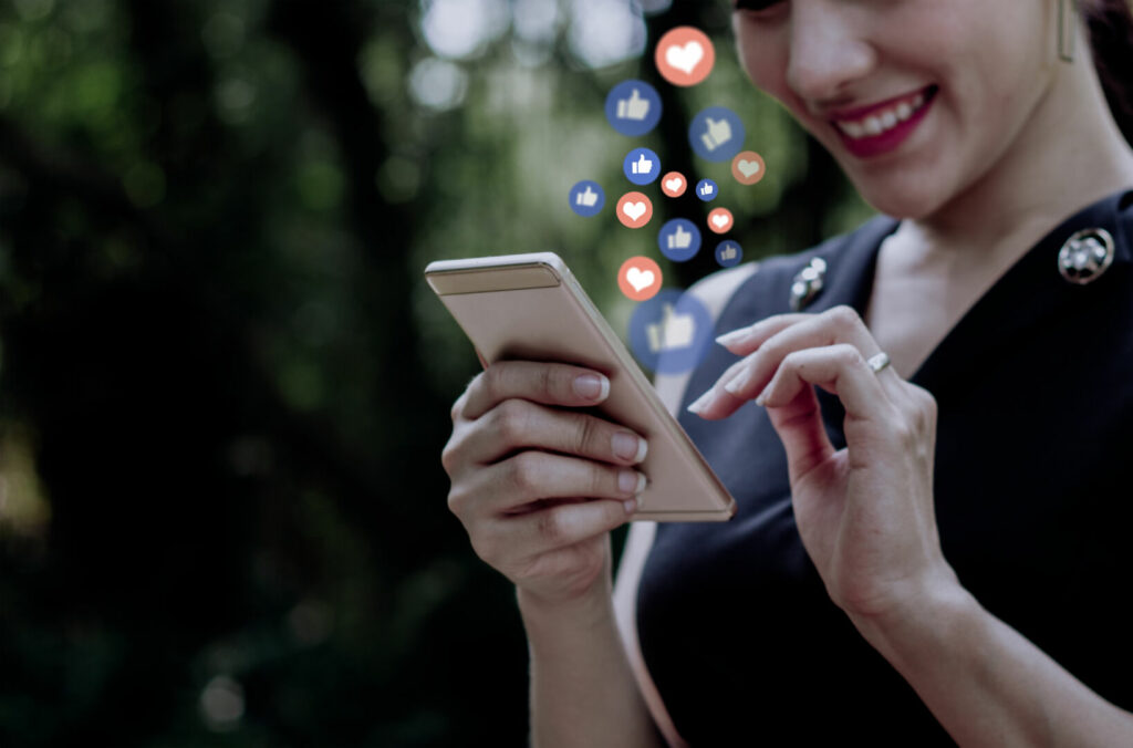 photo : Young businesswoman using smart phone ,Social, media, Marketing