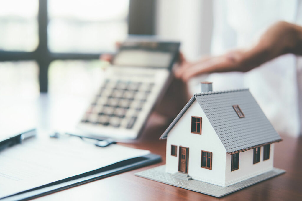 photo : House model with real estate agent and customer discussing for c