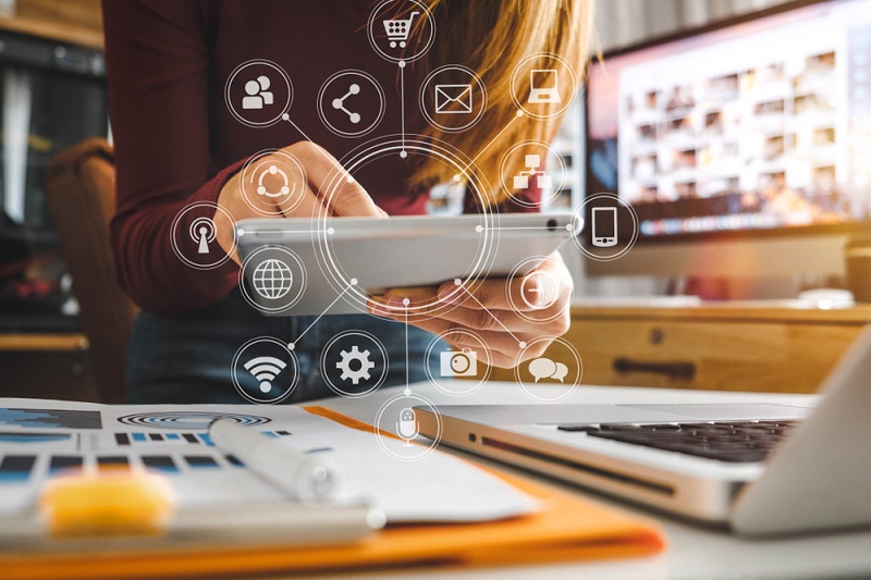 photo : Businesswoman,Hand,Working,With,Laptop,Computer,,Tablet,And,Smart,Phone