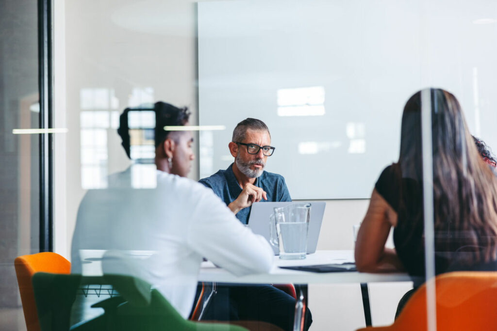 photo : Group of businesspeople having a discussion in a meeting room