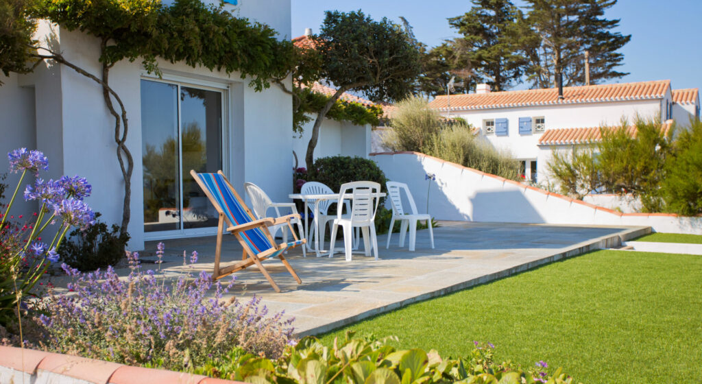 photo : Salon, de jardin sur une terrasse au soleil.