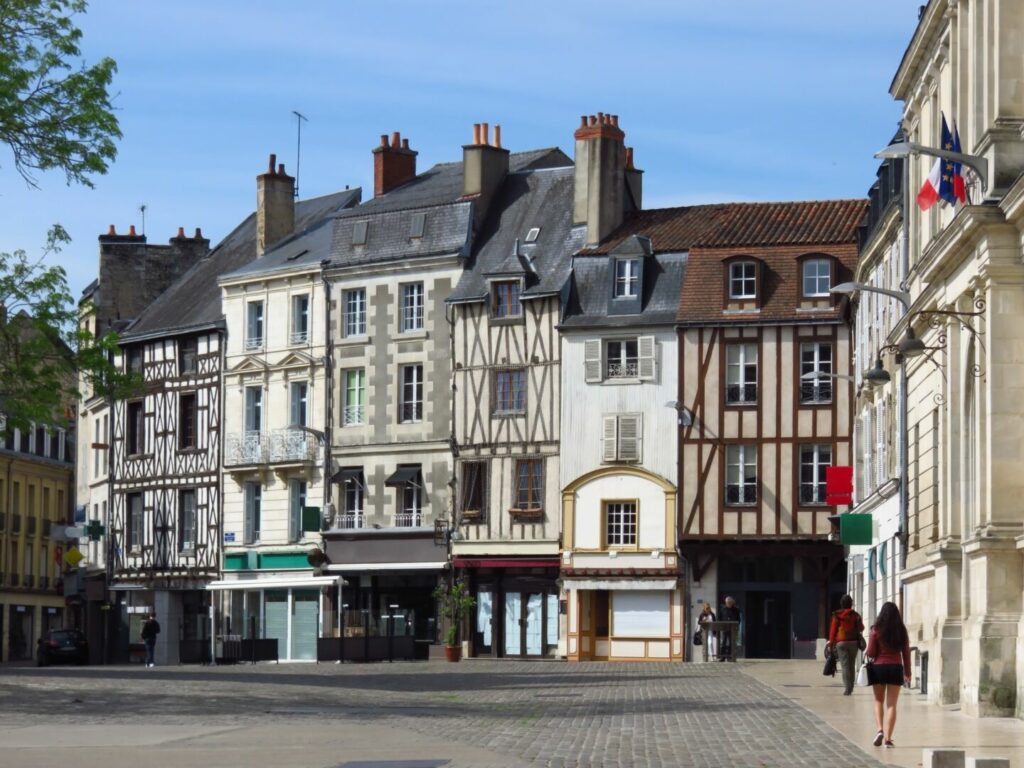 photo : Centre ville de Poitiers, avec des maisons à colombage sur la p