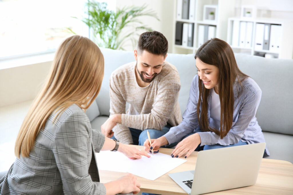 photo : Young couple in office of real estate agent