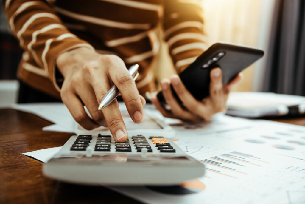 photo : Female accountant or banker making calculation of finance and ec