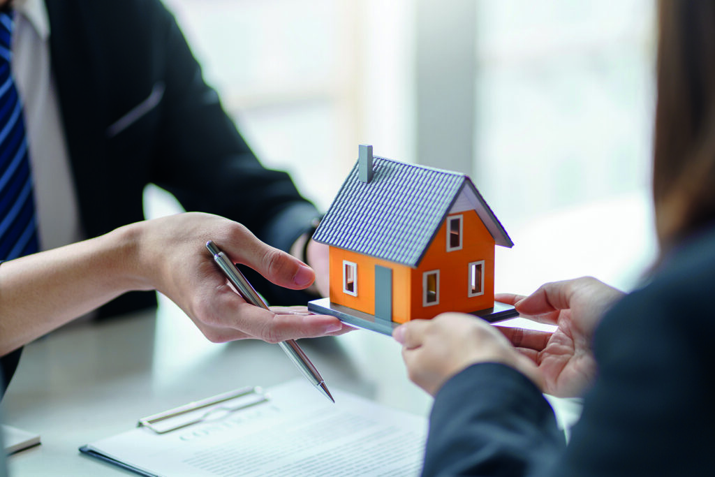 photo : Real estate agent to buy house and land are delivering house to