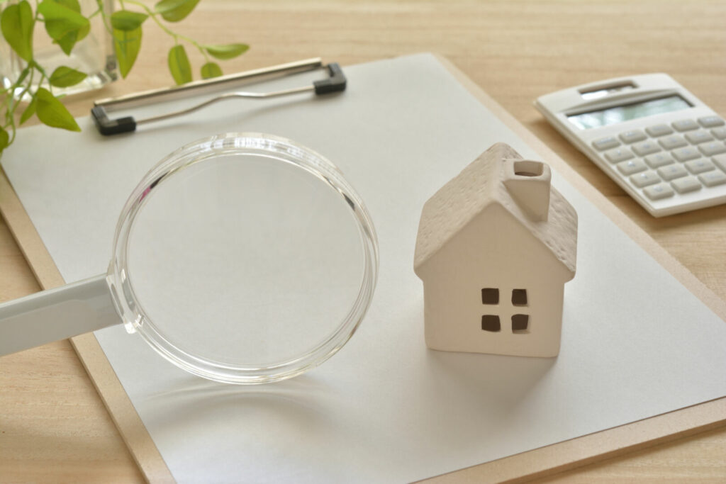 photo : Magnifying glass and house