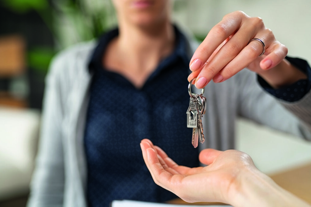 photo : Real estate agent giving house keys to new owner