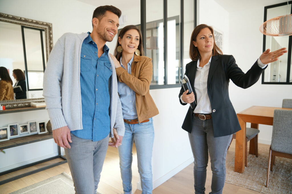 photo : Couple with real-estate agent visiting house for sale