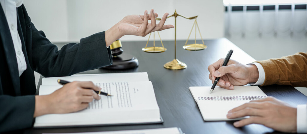 photo : Male lawyer or notary working consulting and discussion to busin