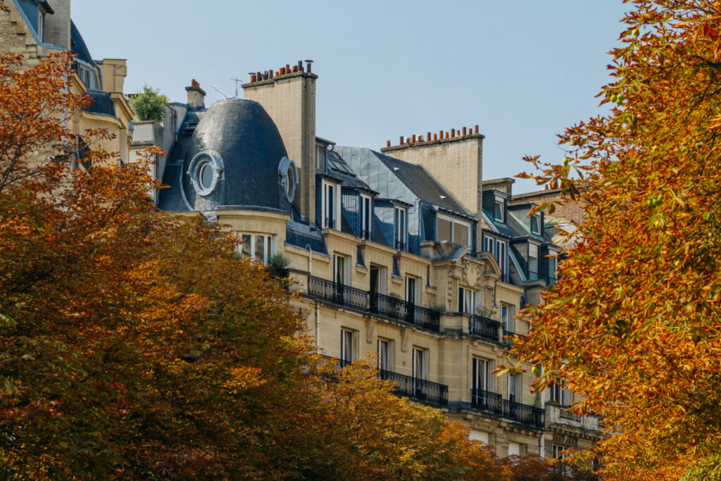 photo : Paris residential buildings autumn. Old Paris architecture, beautiful facades, typical french houses. Famous travel destinations in Europe. City life, lifestyle and expensive real estate concept