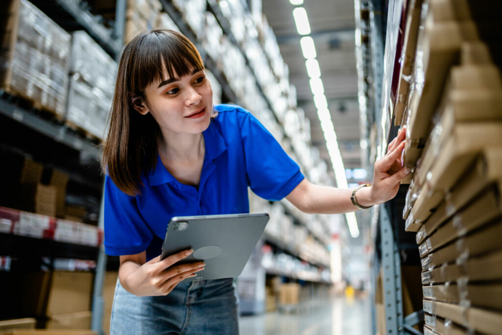 photo : Women warehouse worker using digital tablets to check the stock