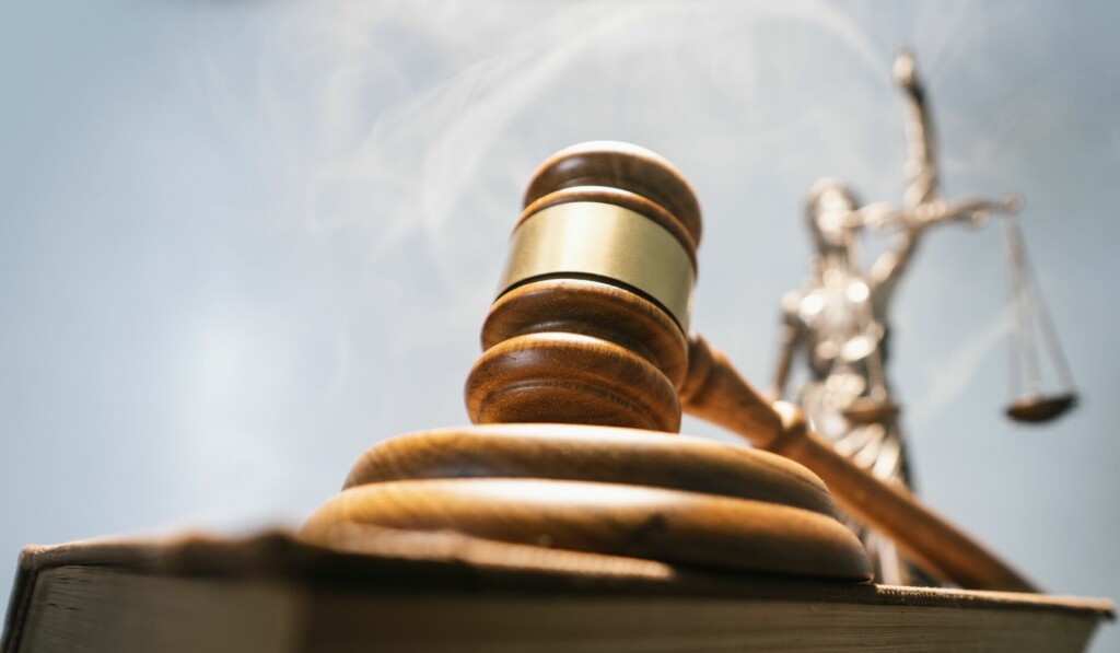 photo : Statue of lady justice on bright background - Side view with cop