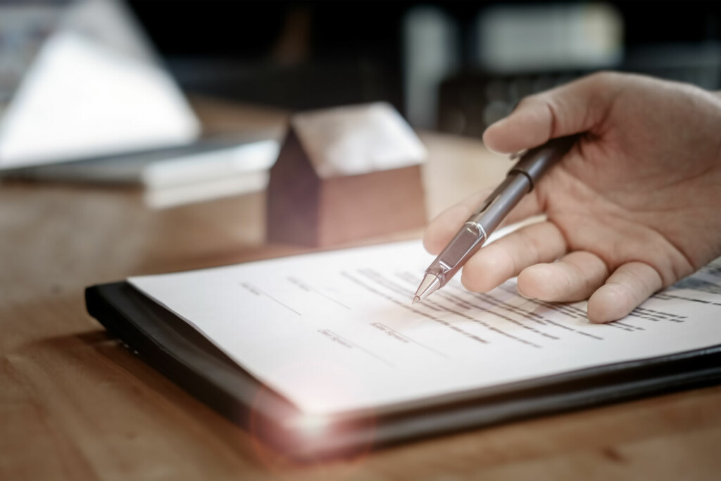 photo : Young businessman gives pen and documents agreement with custome