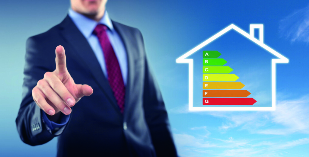 photo : Mann mit Touchscreen und Energieparhaus
