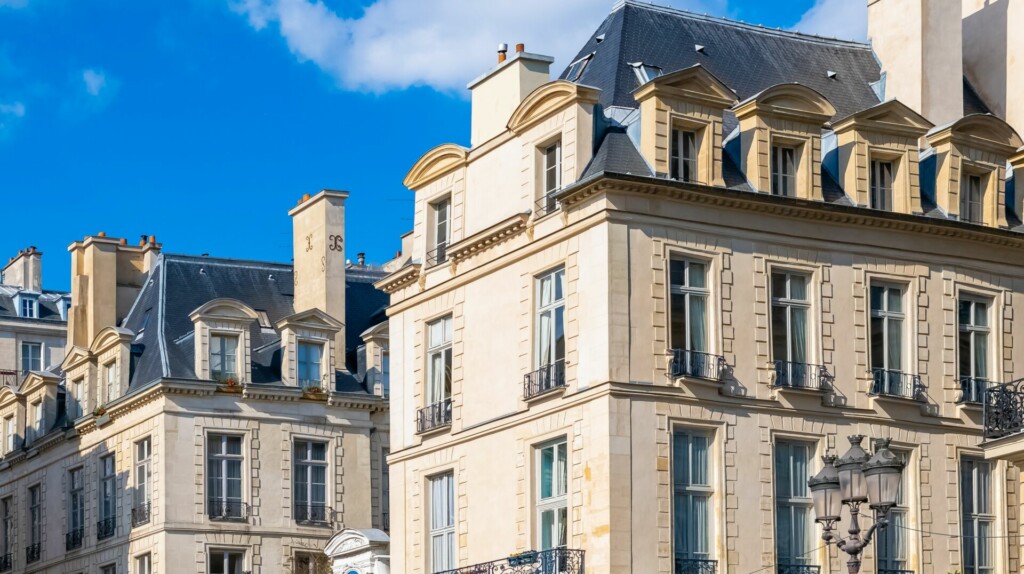 photo : Paris, beautiful buildings place des Victoires, typical parisian