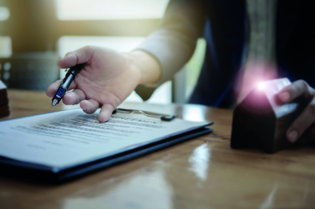 photo : Young businessman gives pen and documents agreement with custome
