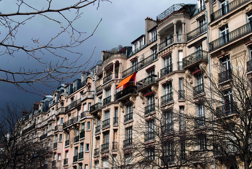 photo : Paris architecture in stormy weather.