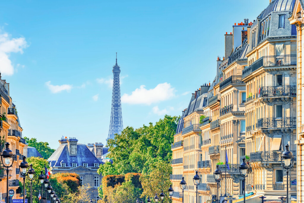 photo : Eiffel Tower in Paris city