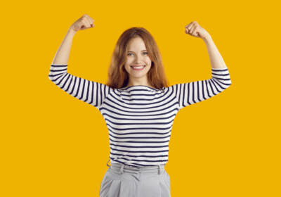 Parodie immobilière : Chloé signe son contrat d’agent commercial